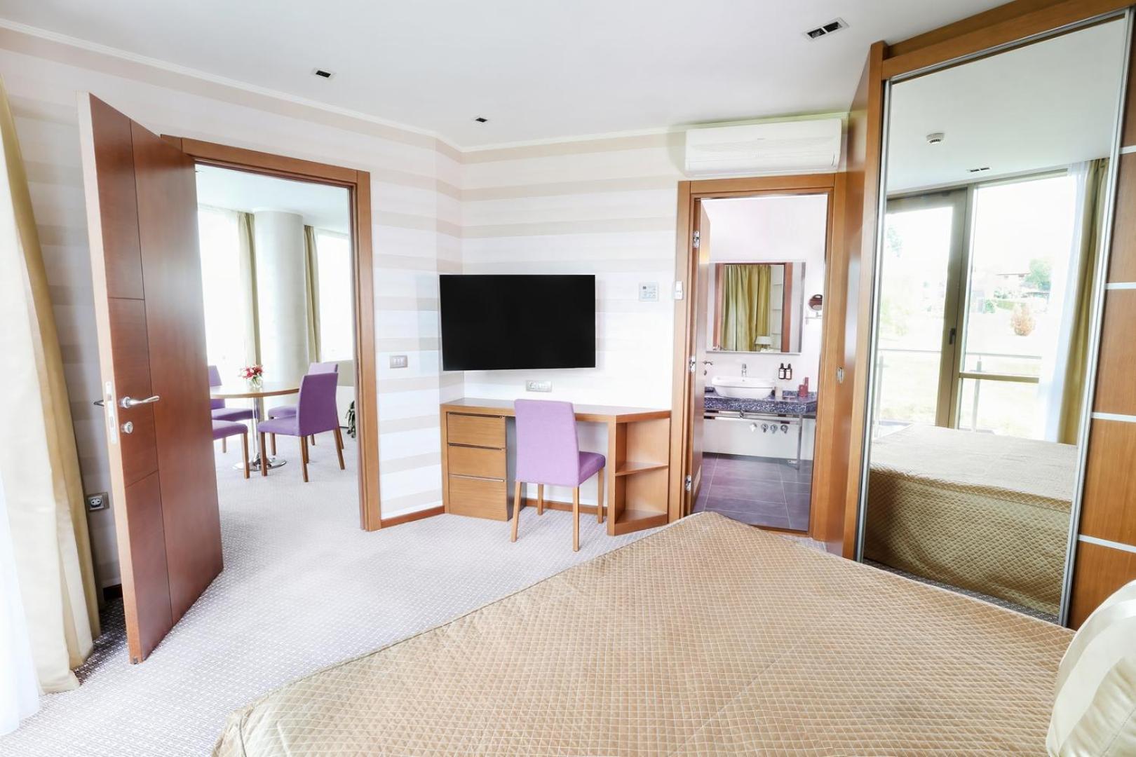 Hotel Premier Aqua - Adults Only Vrdnik Ngoại thất bức ảnh Suite at the Radisson Blu Hamburg